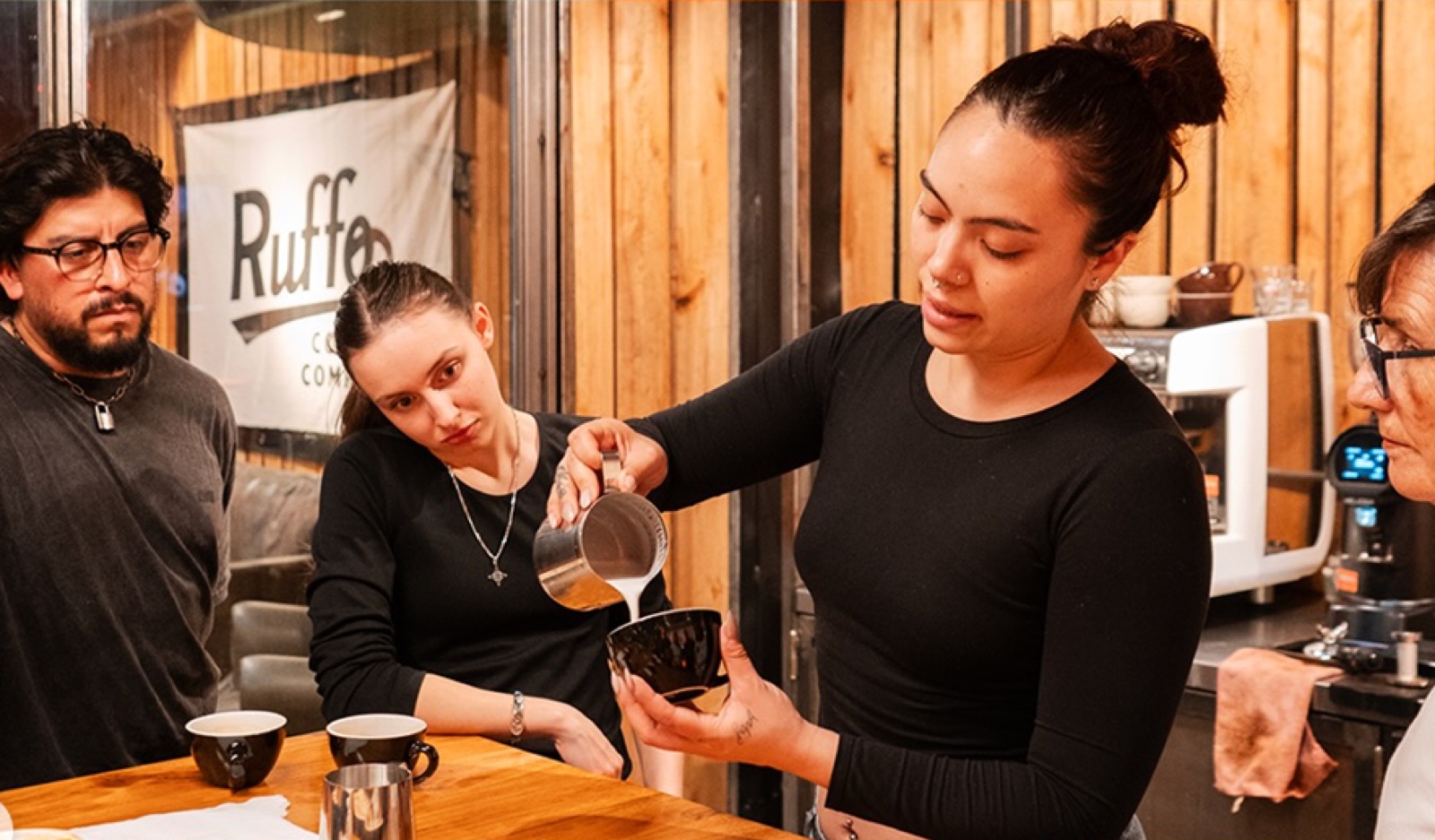 Clase de latte art en una barra