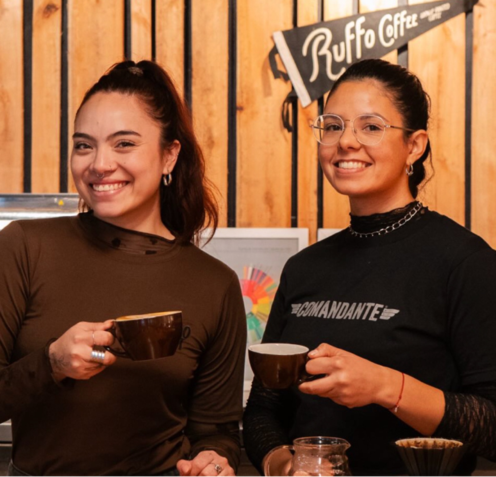 Bel y Mylena con dos tazas de café